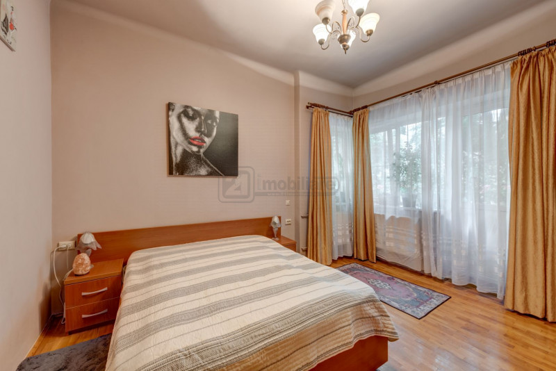 Casin, vila individuala, 8 camere, pod mansardabil, teren 576 mp, curte mare