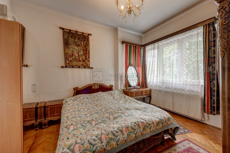 Casin, vila individuala, 8 camere, pod mansardabil, teren 576 mp, curte mare