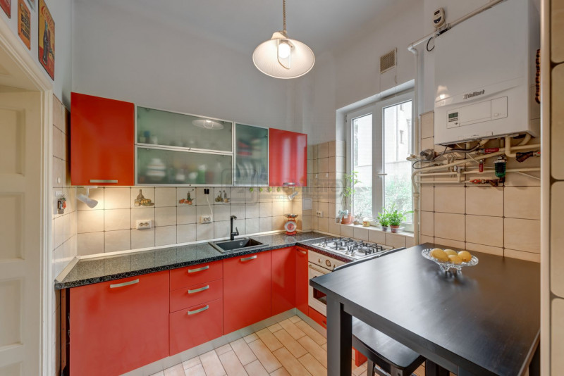 Casin, vila individuala, 8 camere, pod mansardabil, teren 576 mp, curte mare