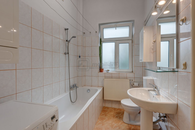 Casin, vila individuala, 8 camere, pod mansardabil, teren 576 mp, curte mare