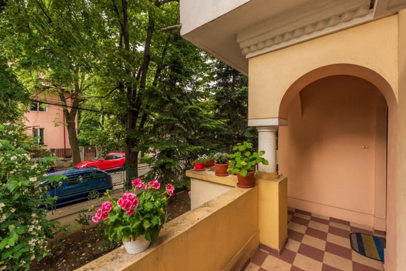 Casin, vila individuala, 8 camere, pod mansardabil, teren 576 mp, curte mare