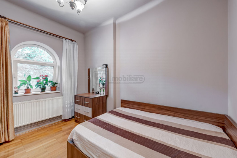 Casin, vila individuala, 8 camere, pod mansardabil, teren 576 mp, curte mare