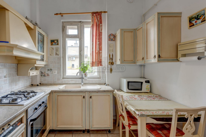 Casin, vila individuala, 8 camere, pod mansardabil, teren 576 mp, curte mare