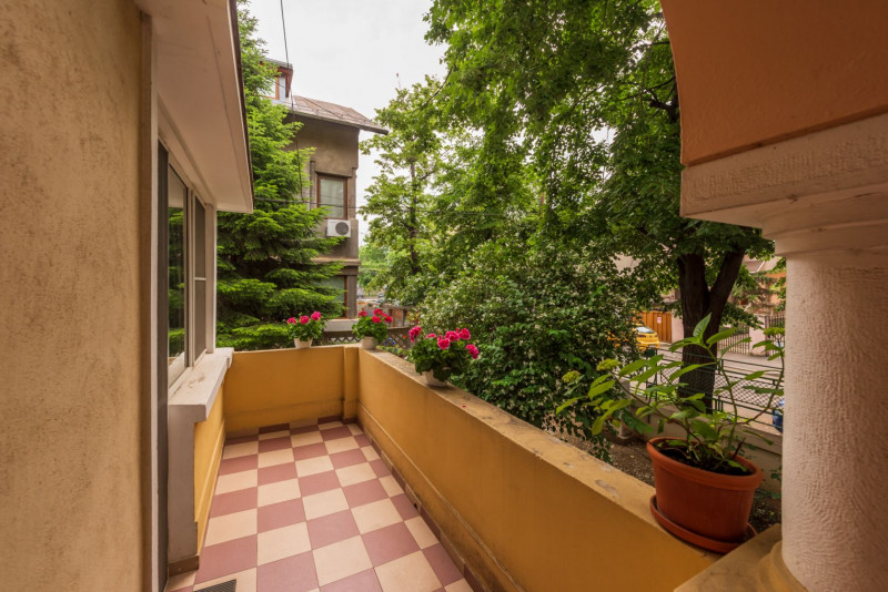 Casin, vila individuala, 8 camere, pod mansardabil, teren 576 mp, curte mare