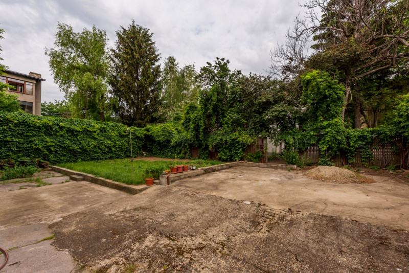 Casin, vila individuala, 8 camere, pod mansardabil, teren 576 mp, curte mare