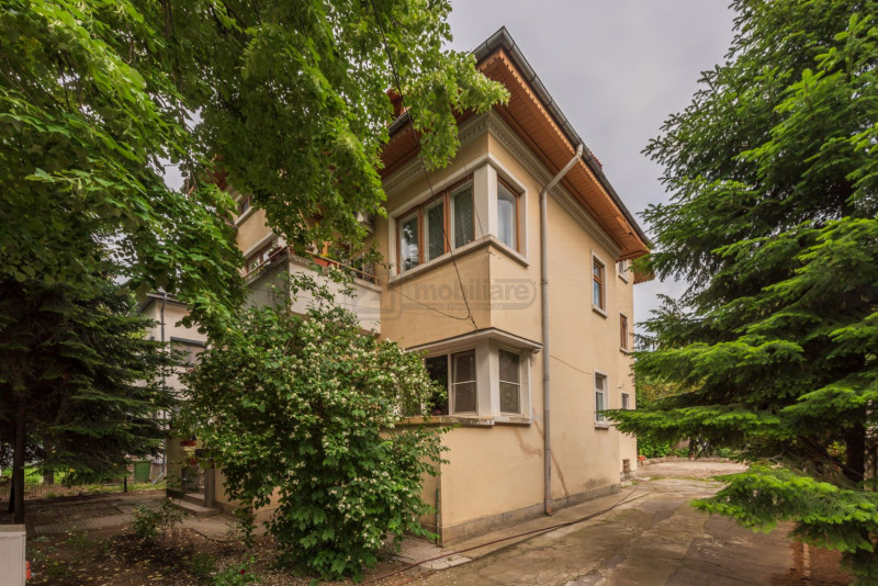 Casin, vila individuala, 8 camere, pod mansardabil, teren 576 mp, curte mare