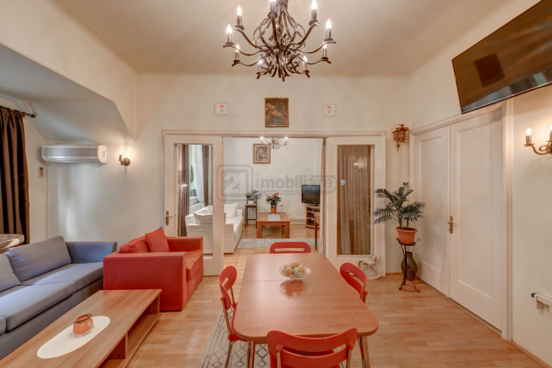 Casin, vila individuala, 8 camere, pod mansardabil, teren 576 mp, curte mare