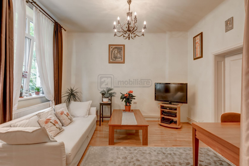 Casin, vila individuala, 8 camere, pod mansardabil, teren 576 mp, curte mare