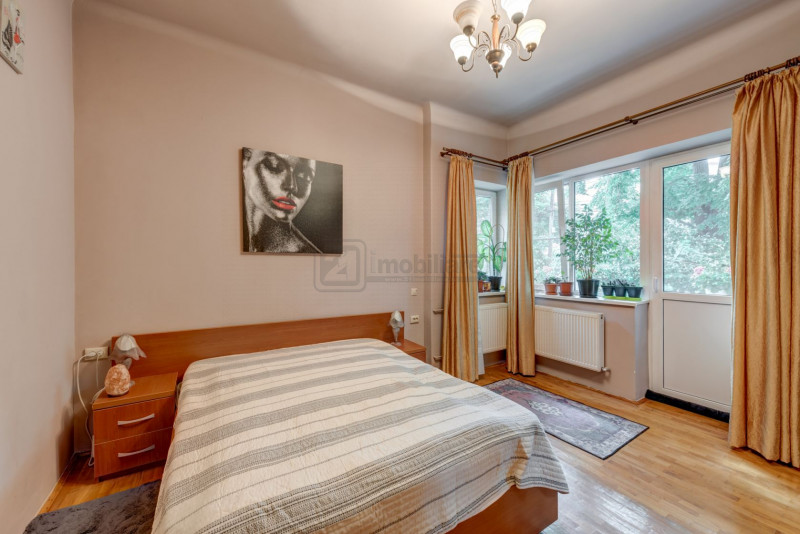 Casin, vila individuala, 8 camere, pod mansardabil, teren 576 mp, curte mare
