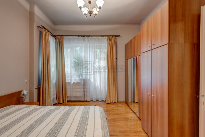 Casin, vila individuala, 8 camere, pod mansardabil, teren 576 mp, curte mare