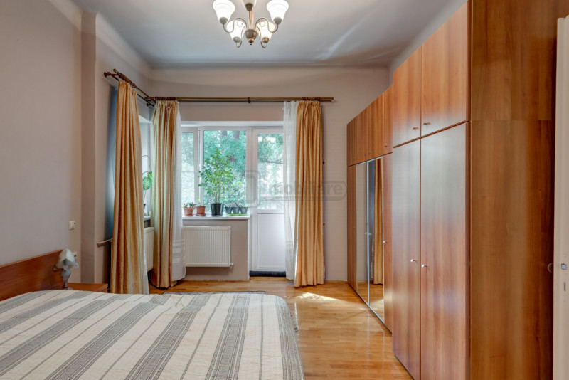 Casin, vila individuala, 8 camere, pod mansardabil, teren 576 mp, curte mare