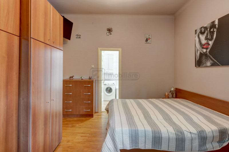 Casin, vila individuala, 8 camere, pod mansardabil, teren 576 mp, curte mare