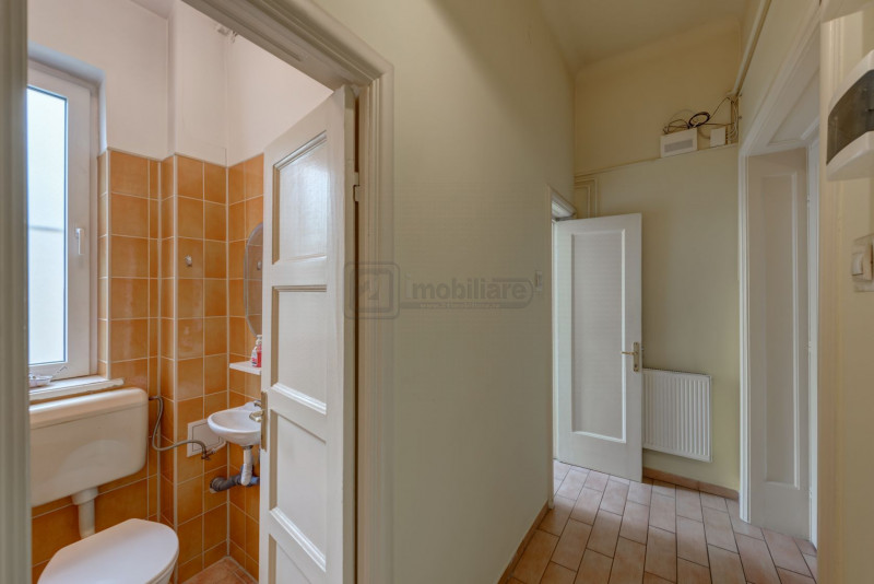 Casin, vila individuala, 8 camere, pod mansardabil, teren 576 mp, curte mare