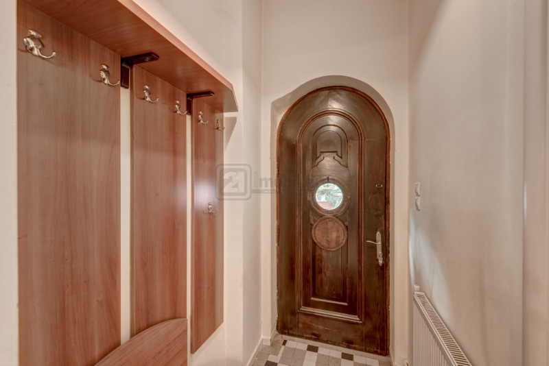Casin, vila individuala, 8 camere, pod mansardabil, teren 576 mp, curte mare