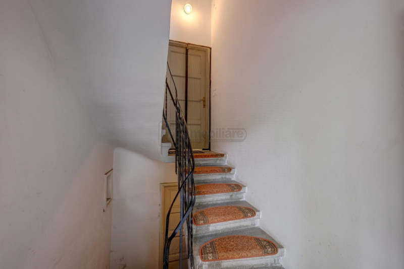 Casin, vila individuala, 8 camere, pod mansardabil, teren 576 mp, curte mare