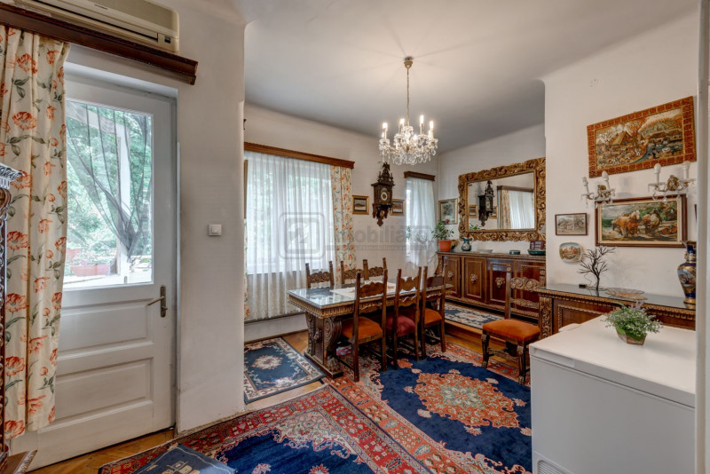 Casin, vila individuala, 8 camere, pod mansardabil, teren 576 mp, curte mare