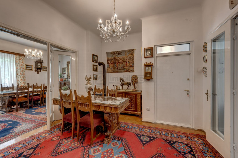 Casin, vila individuala, 8 camere, pod mansardabil, teren 576 mp, curte mare