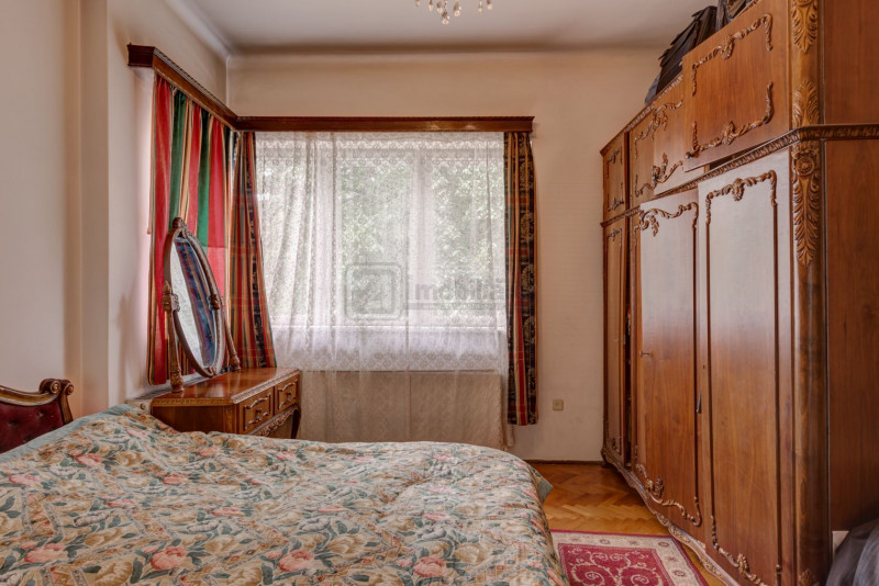 Casin, vila individuala, 8 camere, pod mansardabil, teren 576 mp, curte mare