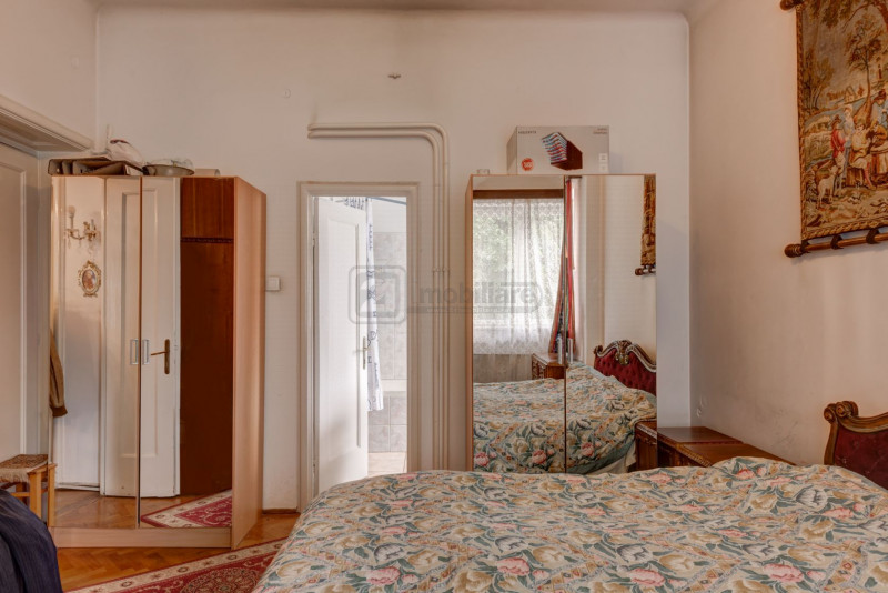 Casin, vila individuala, 8 camere, pod mansardabil, teren 576 mp, curte mare