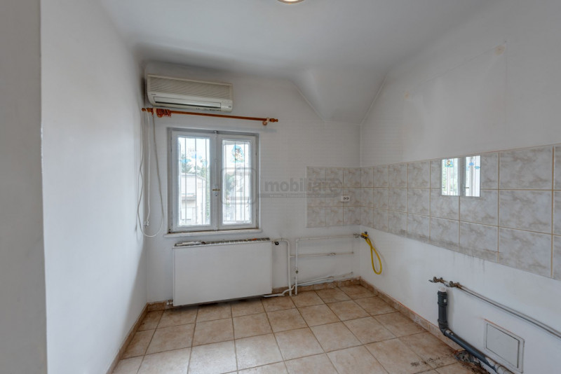 Casin, vila individuala, 8 camere, pod mansardabil, teren 576 mp, curte mare