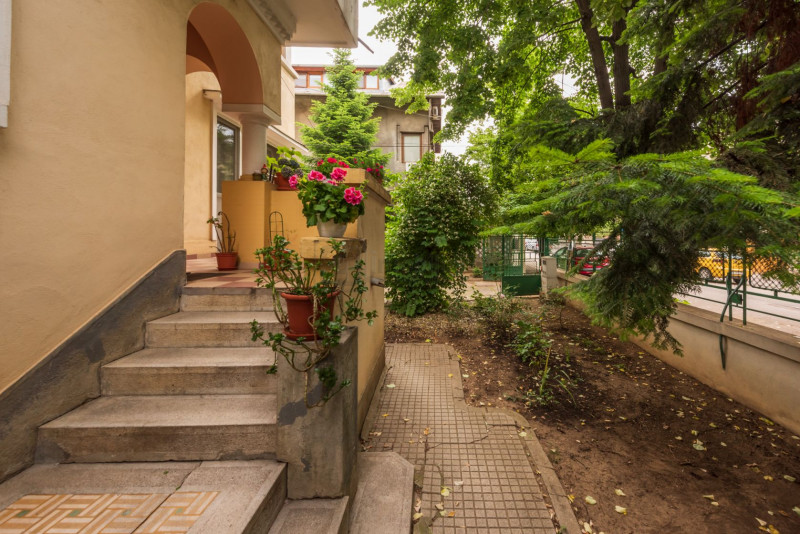 Casin, vila individuala, 8 camere, pod mansardabil, teren 576 mp, curte mare