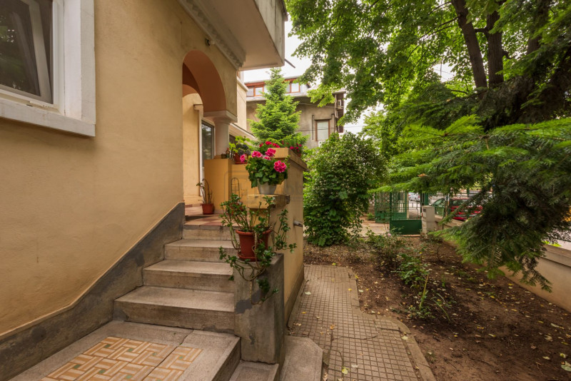 Casin, vila individuala, 8 camere, pod mansardabil, teren 576 mp, curte mare