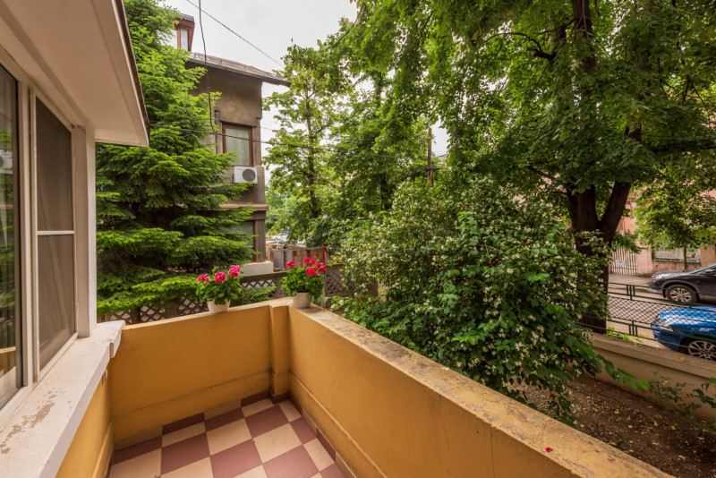 Casin, vila individuala, 8 camere, pod mansardabil, teren 576 mp, curte mare