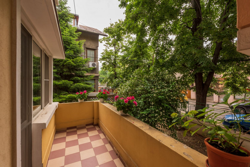 Casin, vila individuala, 8 camere, pod mansardabil, teren 576 mp, curte mare