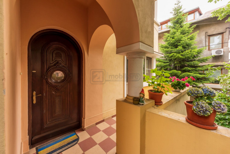 Casin, vila individuala, 8 camere, pod mansardabil, teren 576 mp, curte mare