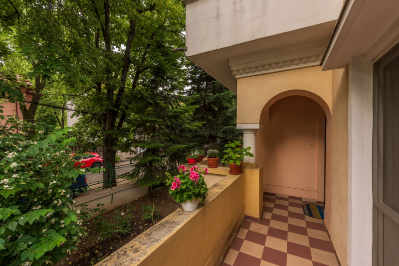 Casin, vila individuala, 8 camere, pod mansardabil, teren 576 mp, curte mare