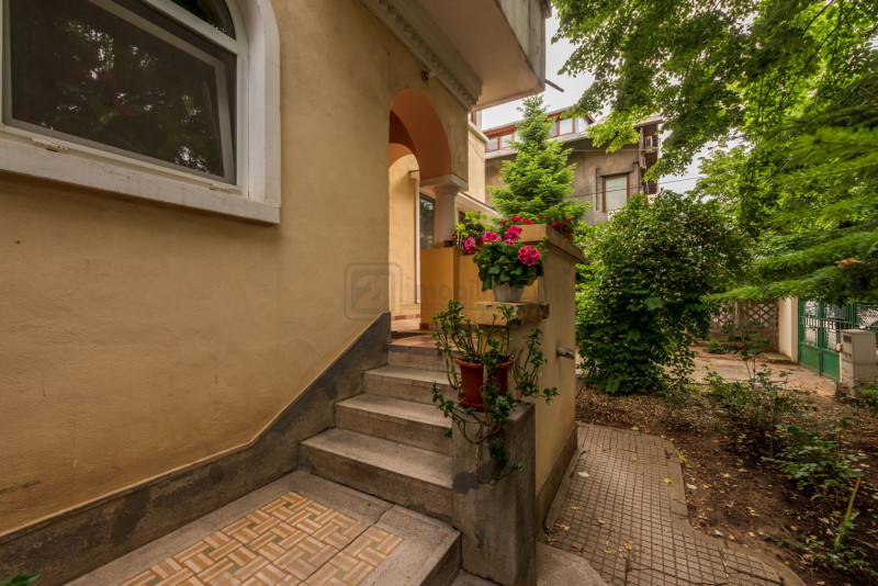 Casin, vila individuala, 8 camere, pod mansardabil, teren 576 mp, curte mare