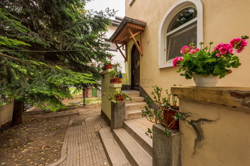 Casin, vila individuala, 8 camere, pod mansardabil, teren 576 mp, curte mare