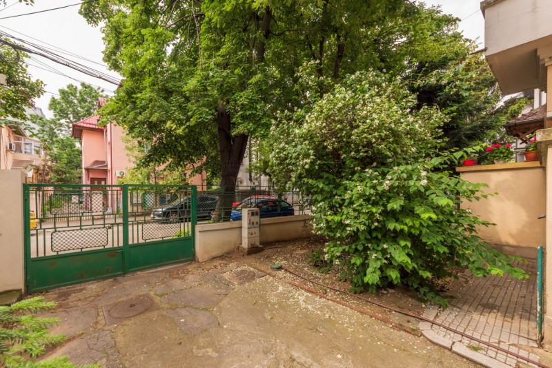 Casin, vila individuala, 8 camere, pod mansardabil, teren 576 mp, curte mare