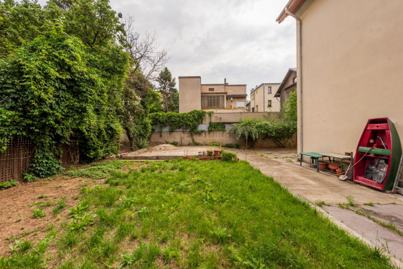 Casin, vila individuala, 8 camere, pod mansardabil, teren 576 mp, curte mare