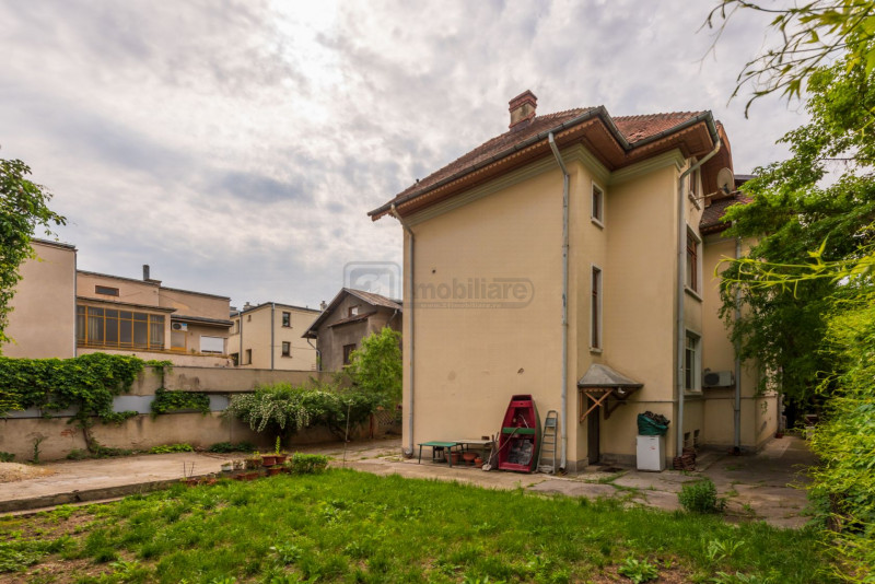 Casin, vila individuala, 8 camere, pod mansardabil, teren 576 mp, curte mare