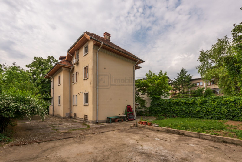 Casin, vila individuala, 8 camere, pod mansardabil, teren 576 mp, curte mare