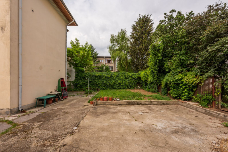 Casin, vila individuala, 8 camere, pod mansardabil, teren 576 mp, curte mare