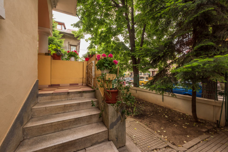Casin, vila individuala, 8 camere, pod mansardabil, teren 576 mp, curte mare