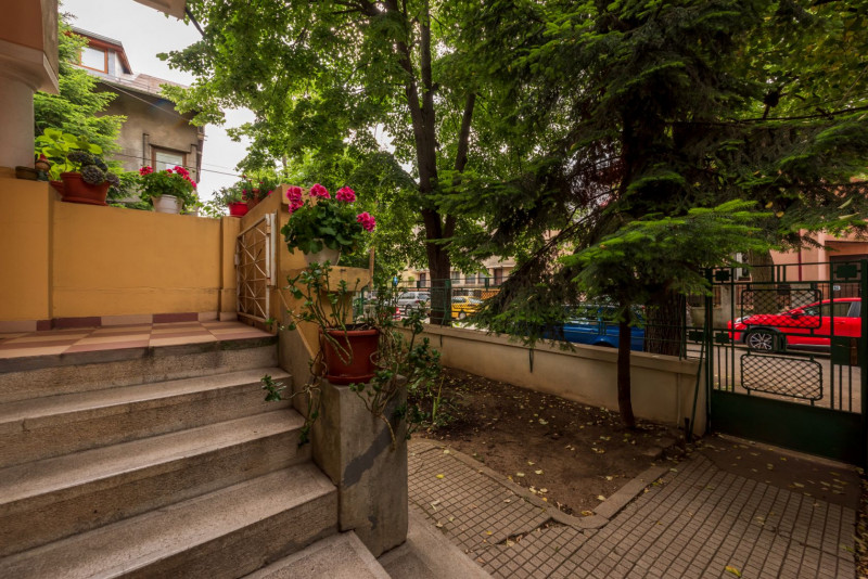 Casin, vila individuala, 8 camere, pod mansardabil, teren 576 mp, curte mare