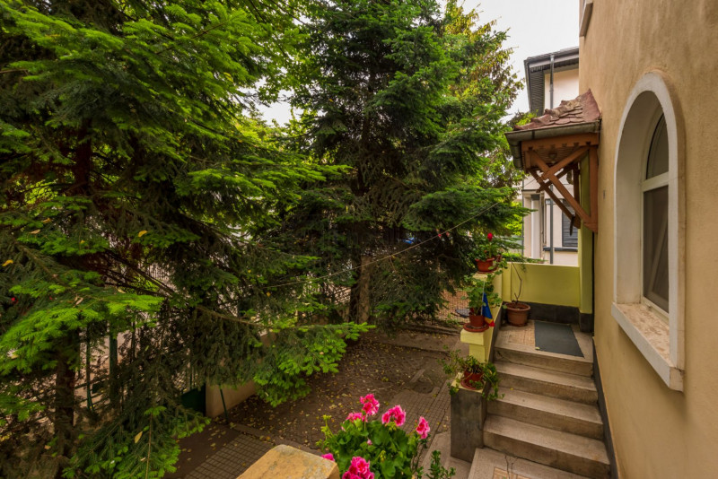 Casin, vila individuala, 8 camere, pod mansardabil, teren 576 mp, curte mare