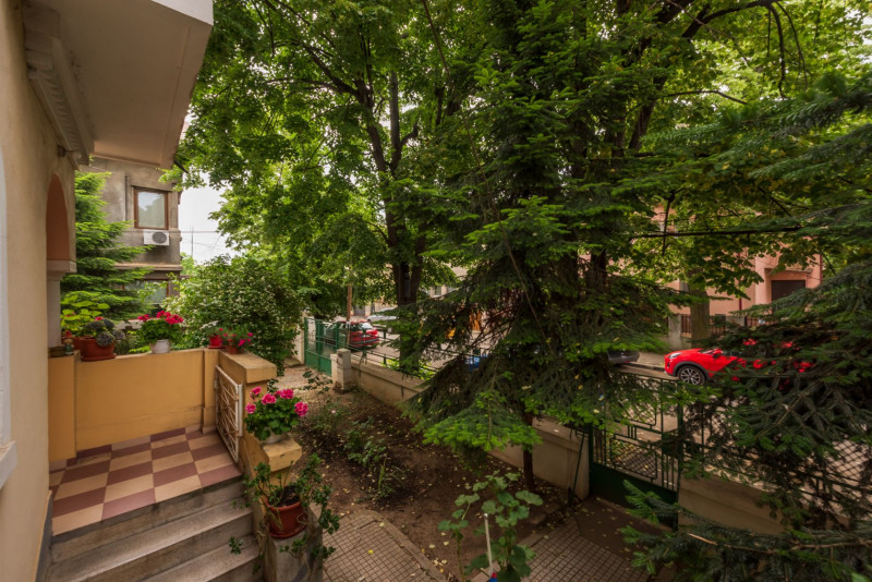 Casin, vila individuala, 8 camere, pod mansardabil, teren 576 mp, curte mare