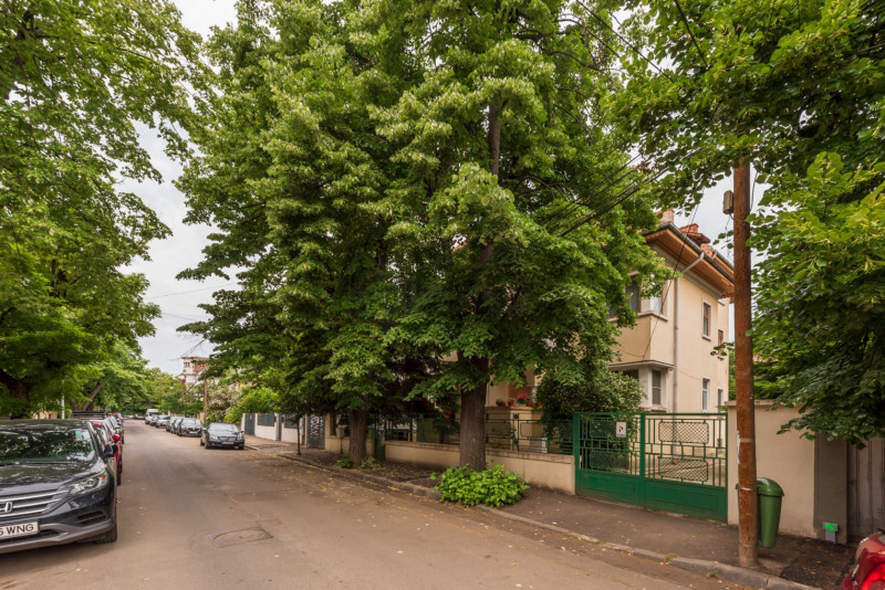 Casin, vila individuala, 8 camere, pod mansardabil, teren 576 mp, curte mare