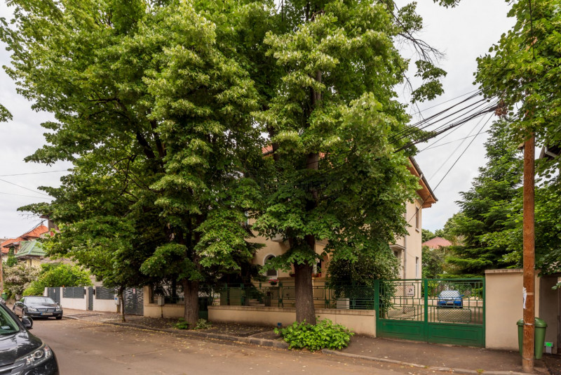 Casin, vila individuala, 8 camere, pod mansardabil, teren 576 mp, curte mare