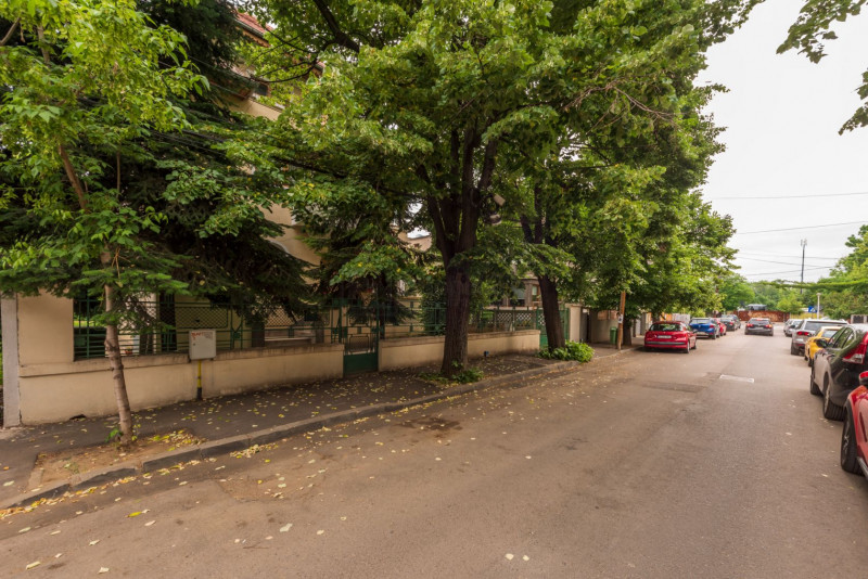 Casin, vila individuala, 8 camere, pod mansardabil, teren 576 mp, curte mare