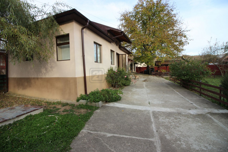 Voinesti - Barbuletu, casa singur curte, 3 camere, renovata, teren 702 mp, anexe