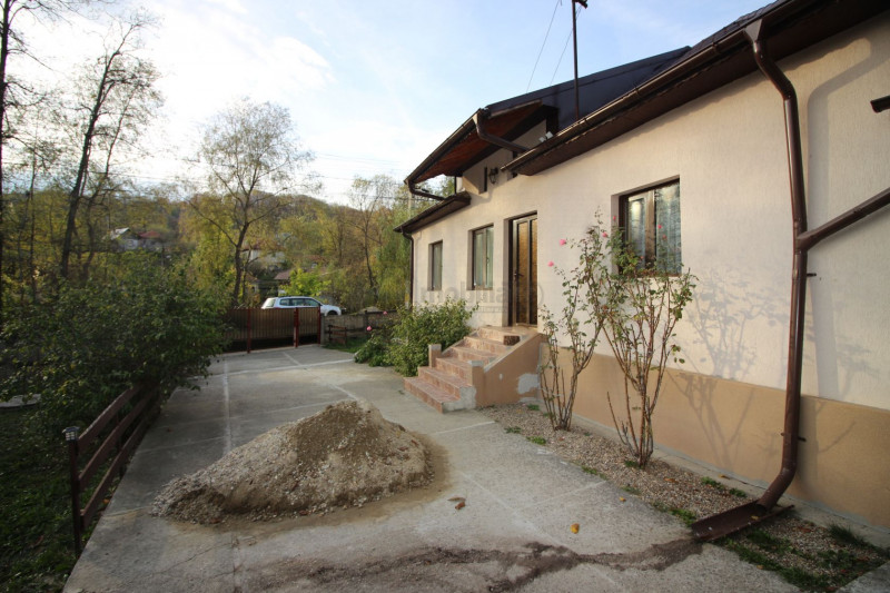 Voinesti - Barbuletu, casa singur curte, 3 camere, renovata, teren 702 mp, anexe