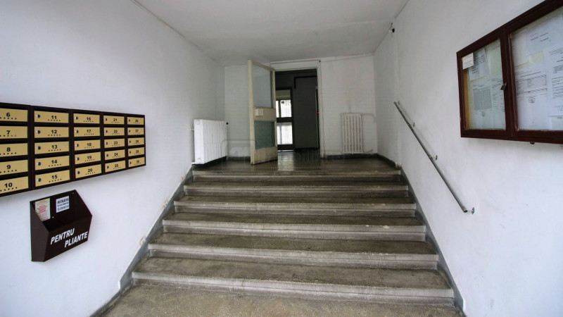Piata Unirii, apartament 3 camere, 83 mp, etaj 2/8, bloc 1990, zona linistita