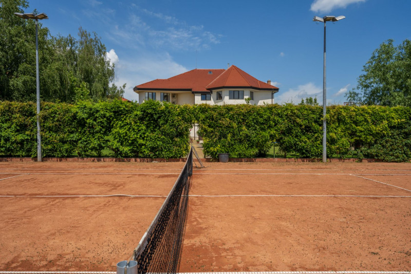 Vila spectaculoasa, gradina, piscina, sauna, crama, teren tenis, garaj, foisor