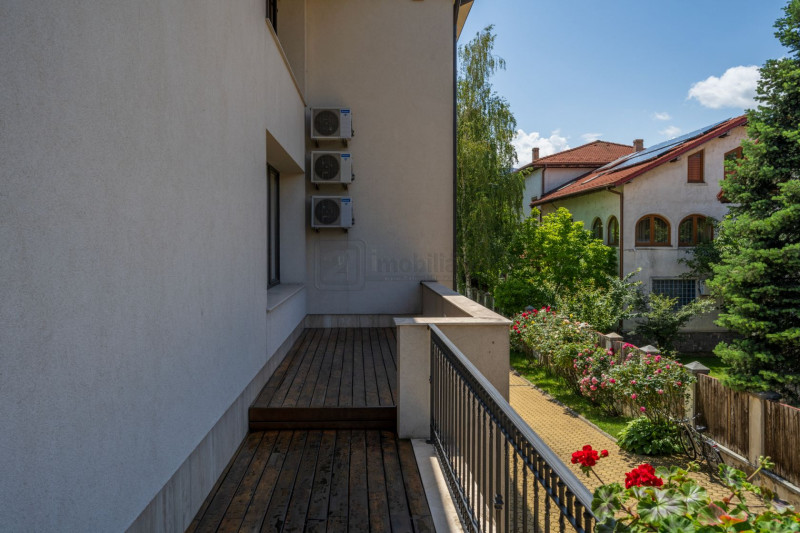 Vila unicat cu 14 camere, 1357 mp, vedere lacul Băneasa, teren 3718 mp, piscina