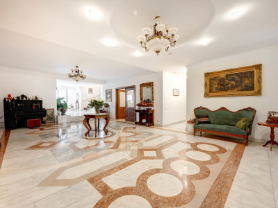 Vilă perfectă pentru evenimente: 14 camere, piscină, grădină, teren tenis